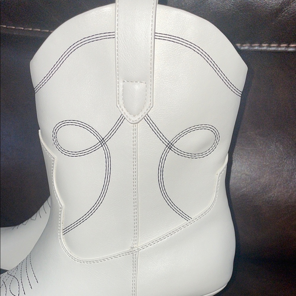 Universal Thread White Ankle Booties with Decorative Stitching (10) - Picture 6 of 13